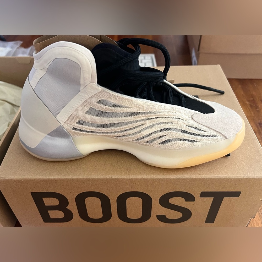 YEEZY quantum size 5.5 can fit to 6women